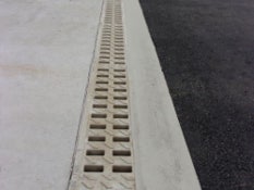 Foto n. 1 del progetto Canali KompaqDrain® presso la concessionaria Scania, Brasile