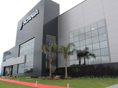 Foto n. 2 del progetto Canali KompaqDrain® presso la concessionaria Scania, Brasile