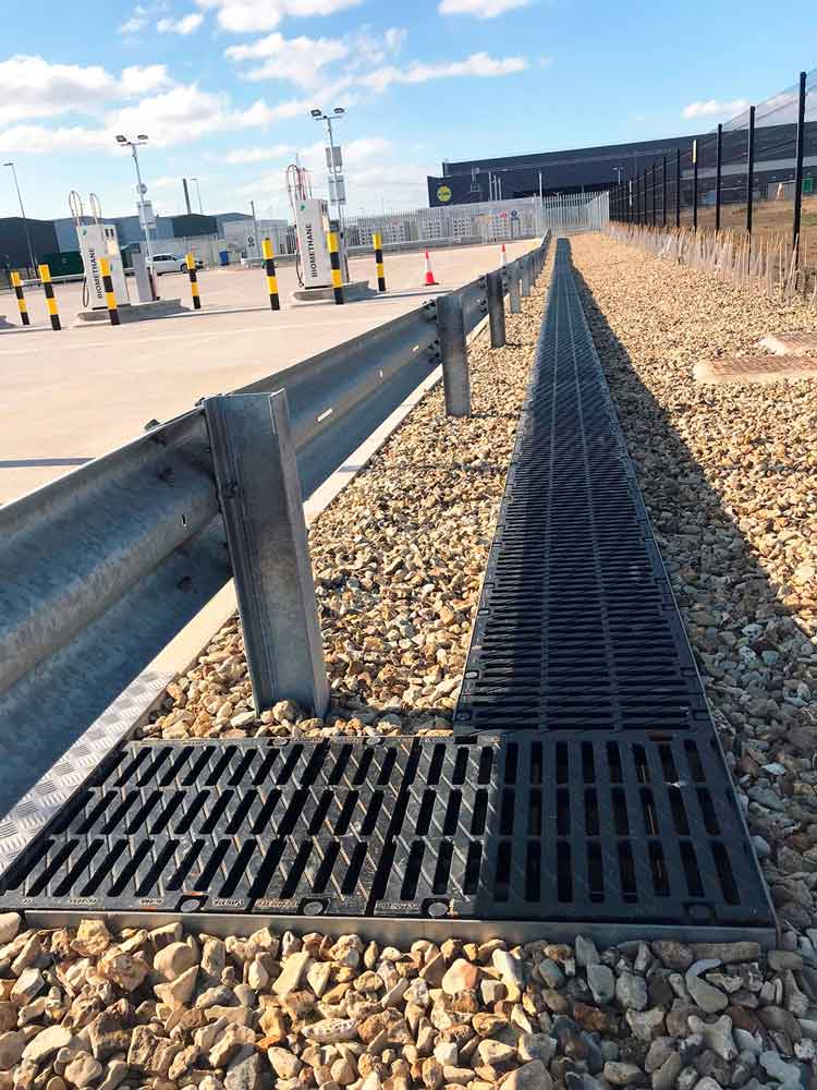 Foto n. 3 del progetto Canali in calcestruzzo polimerico ULMA per stazioni di servizio