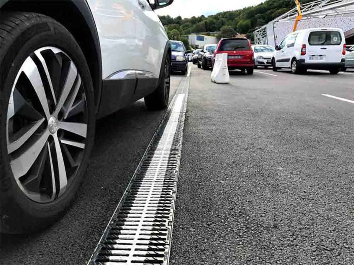 Canali MultiV+ nel parcheggio del Géant Casino de Saint Etienne, Francia