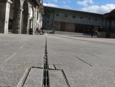 Foto n. 2 del progetto Griglia scanalata nella piazza principale di Azpeitia - Spagna
