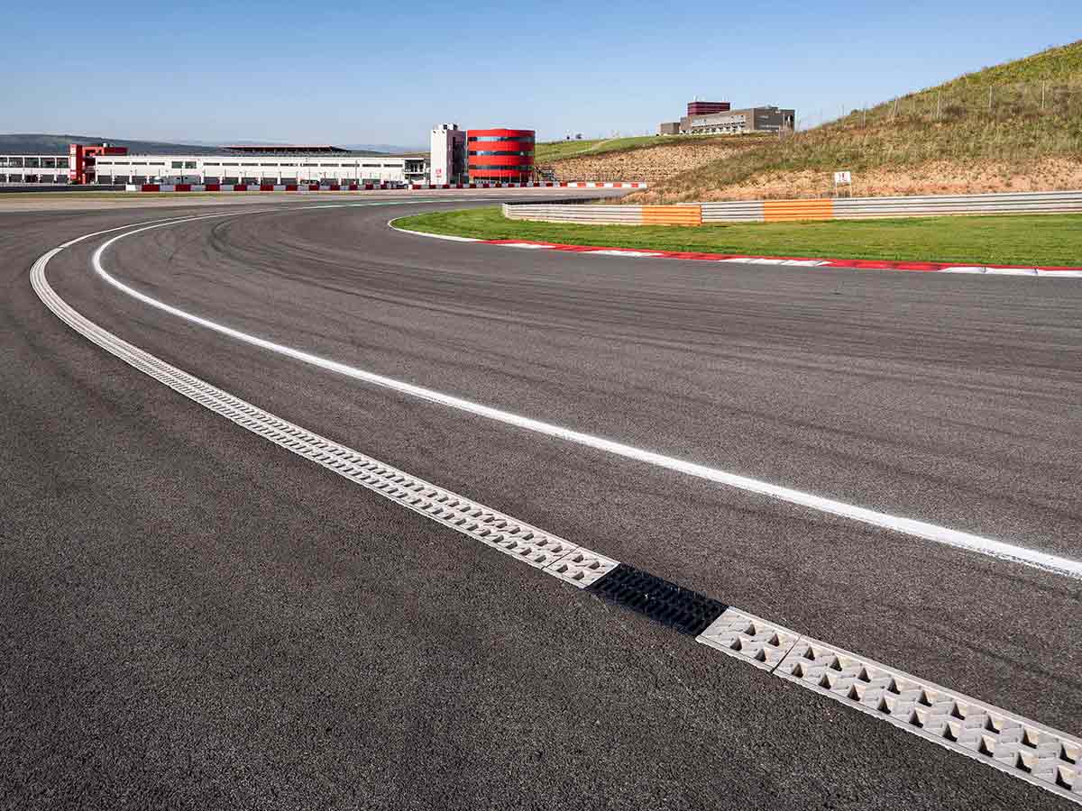 Velocità e sicurezza nel rinnovato Circuito automobilistico