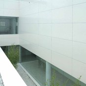 Foto n. 2 del progetto Facciata bianca e liscia per il centro sanitario Barberá