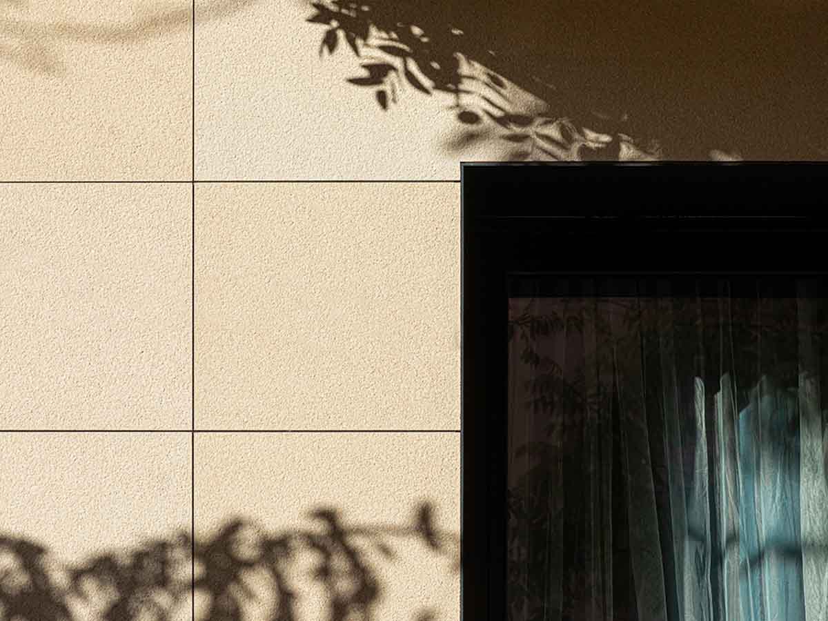 La luce di Barcellona e la texture METEORA: un binomio naturale