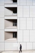 Foto n. 3 del progetto Movimento e ritmo sulla facciata di una clinica urbana