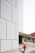Foto n. 7 del progetto Movimento e ritmo sulla facciata di una clinica urbana