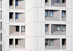 Foto n. 1 del progetto Movimento e ritmo sulla facciata di una clinica urbana