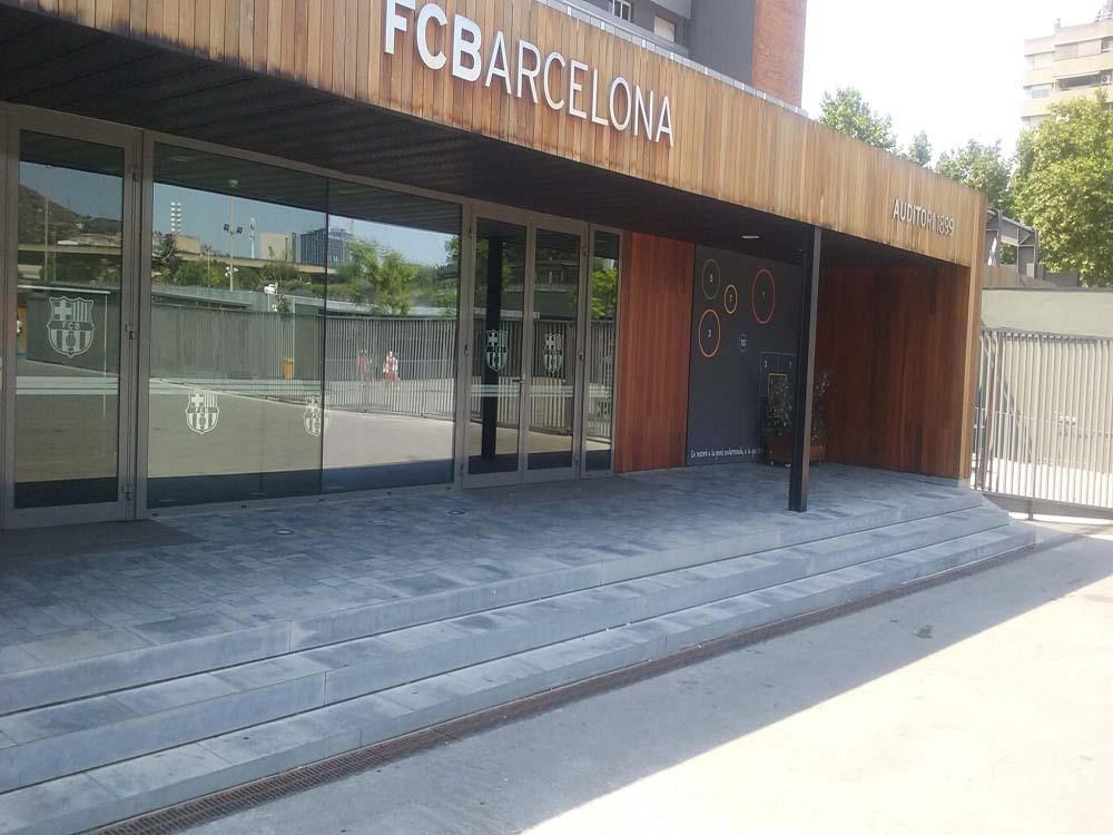 Foto 2 do projeto Canais ULMA na entrada do Camp Nou Barcelona