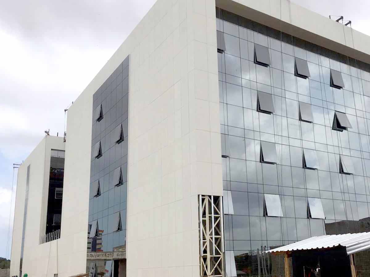 Fachada ventilada da ULMA na ampliação do hospital São Domingos