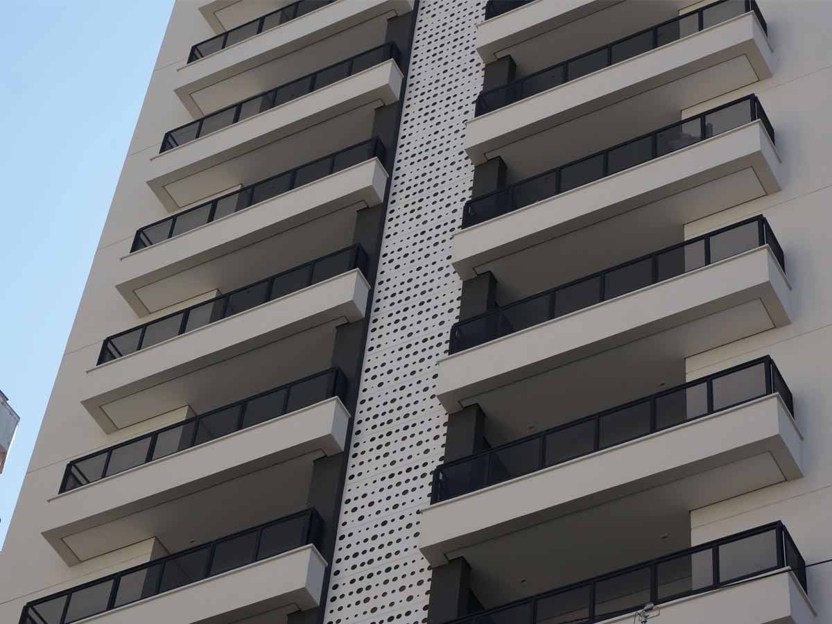Painéis de concreto polímero instalados em novo edifício residencial de São Paulo