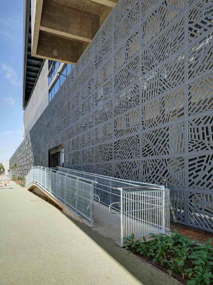 Foto 4 do projeto SESC Franca: fachada ventilada com placas perfuradas