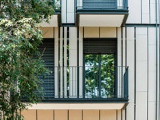 Foto 4 do projeto Solução de lâminas verticais com junta de 20 mm para residência