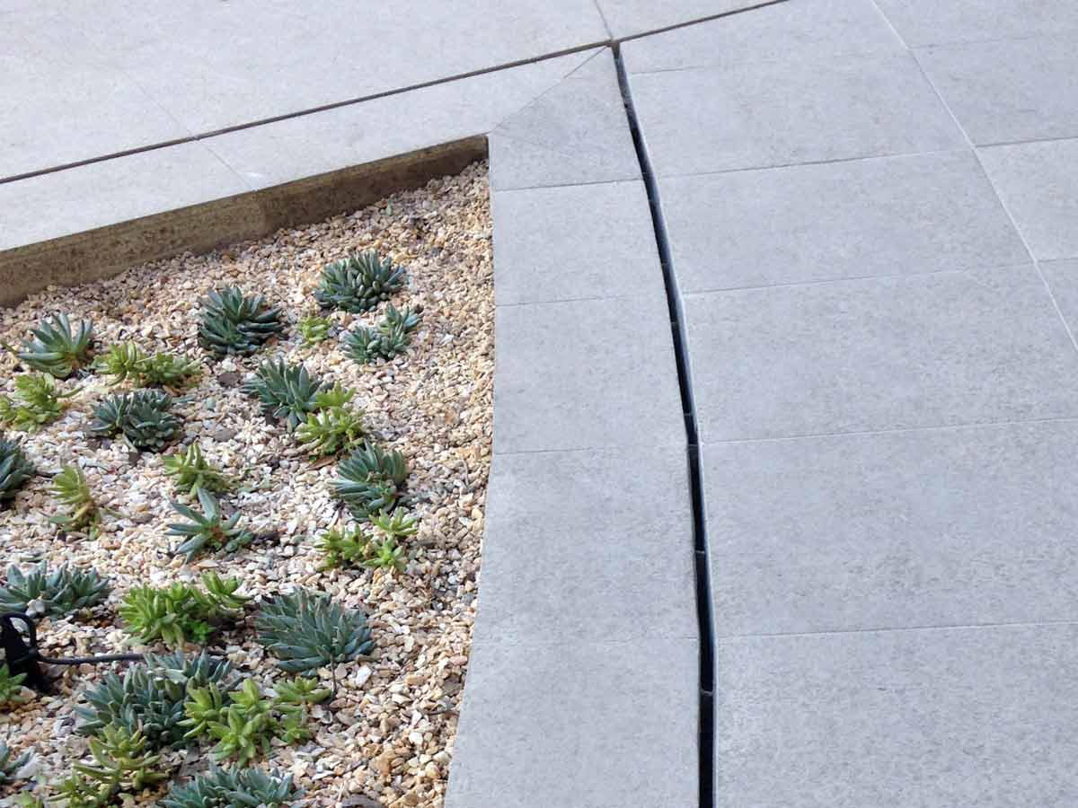 A grelha ranhurada no Shopping Plaza Mayor, León - México A grelha ranhurada no Shopping Plaza Mayor, León - México