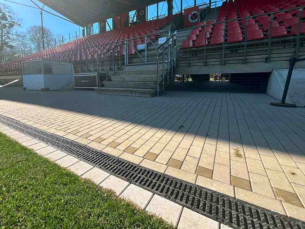 A ULMA otimiza a drenagem do FC Viktoria Köln com canais MultiV+ 150