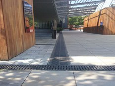 Foto 3 do projeto Canais de drenagem ULMA na entrada do FC Barcelona-  CAMP NOU