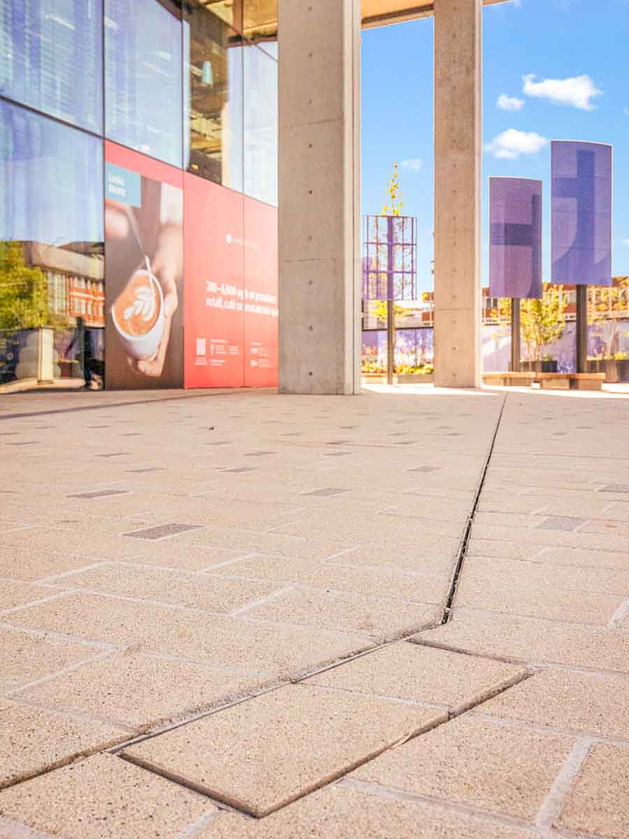 Foto 5 do projeto Grelha ranhurada para o Novo Portal Urbano de Reading