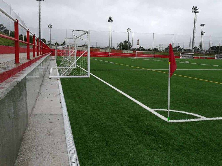 Linha SPORT para o campo de futebol do Sporting de Gijón