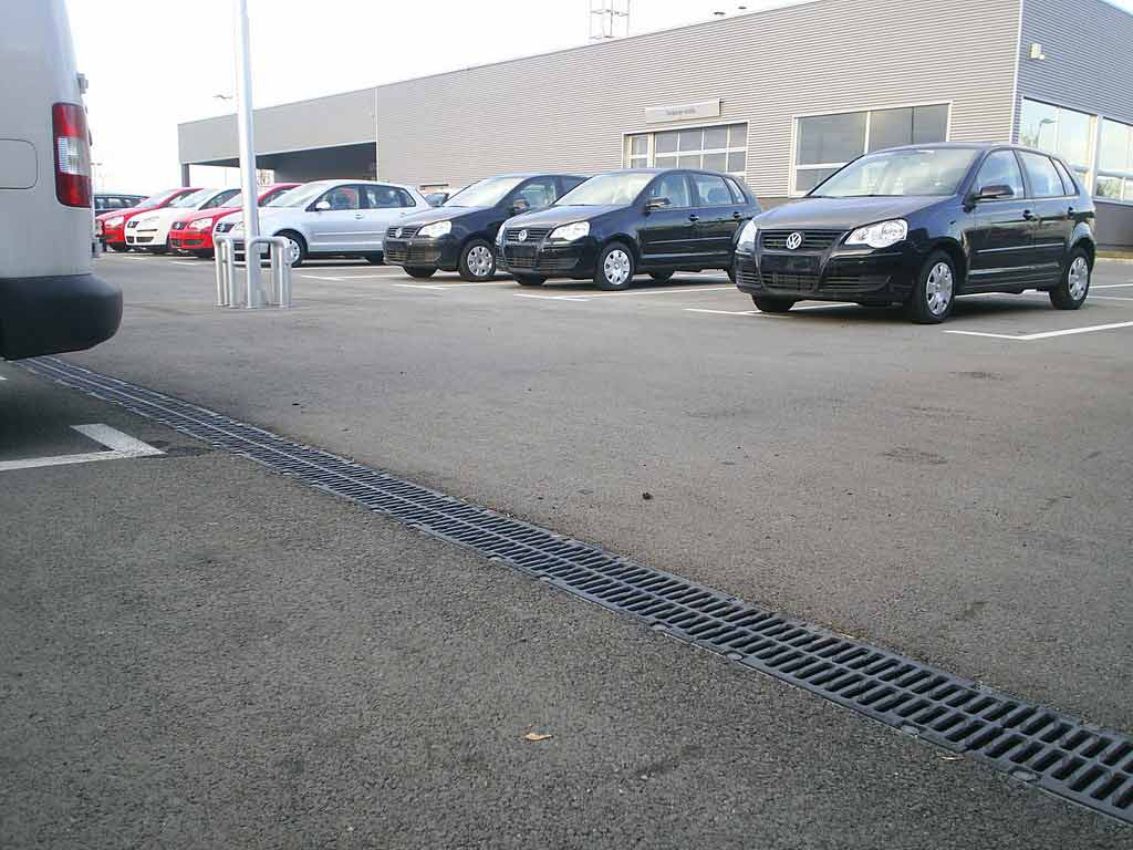 Foto 4 do projeto Canais de drenagem Self na Sede da Porsche em Sérvia
