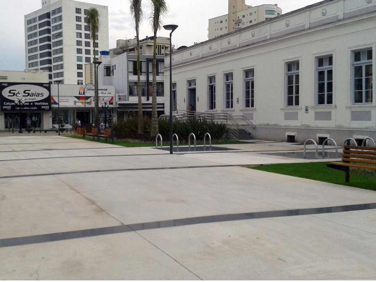 Canais EUROSELF V+ na Praça Arno Bauer, Itajaí, Brasil