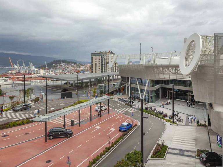 Um centro comercial multifuncional e aberto