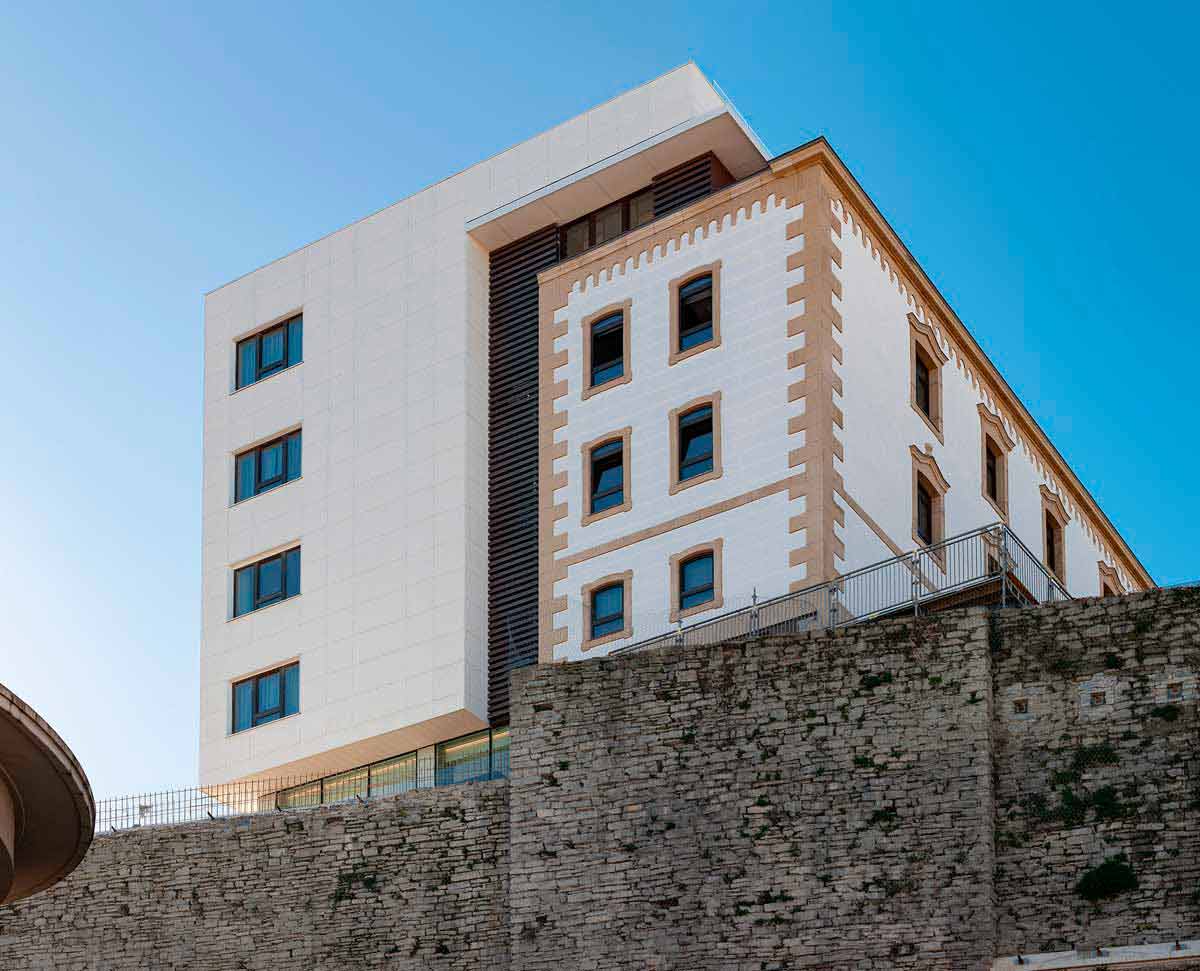 Foto 2 do projeto Antigo convento medieval transformado em hotel estiloso