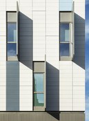 Foto 1 do projeto Delegacia colorida e energicamente eficiente com Fachada ULMA