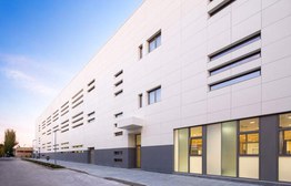 Foto 1 do projeto Uma fachada limpa, simples e duradoura em Madrid