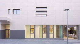 Foto 2 do projeto Uma fachada limpa, simples e duradoura em Madrid