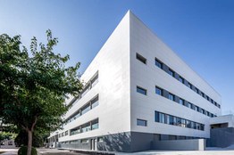 Foto 3 do projeto Uma fachada limpa, simples e duradoura em Madrid