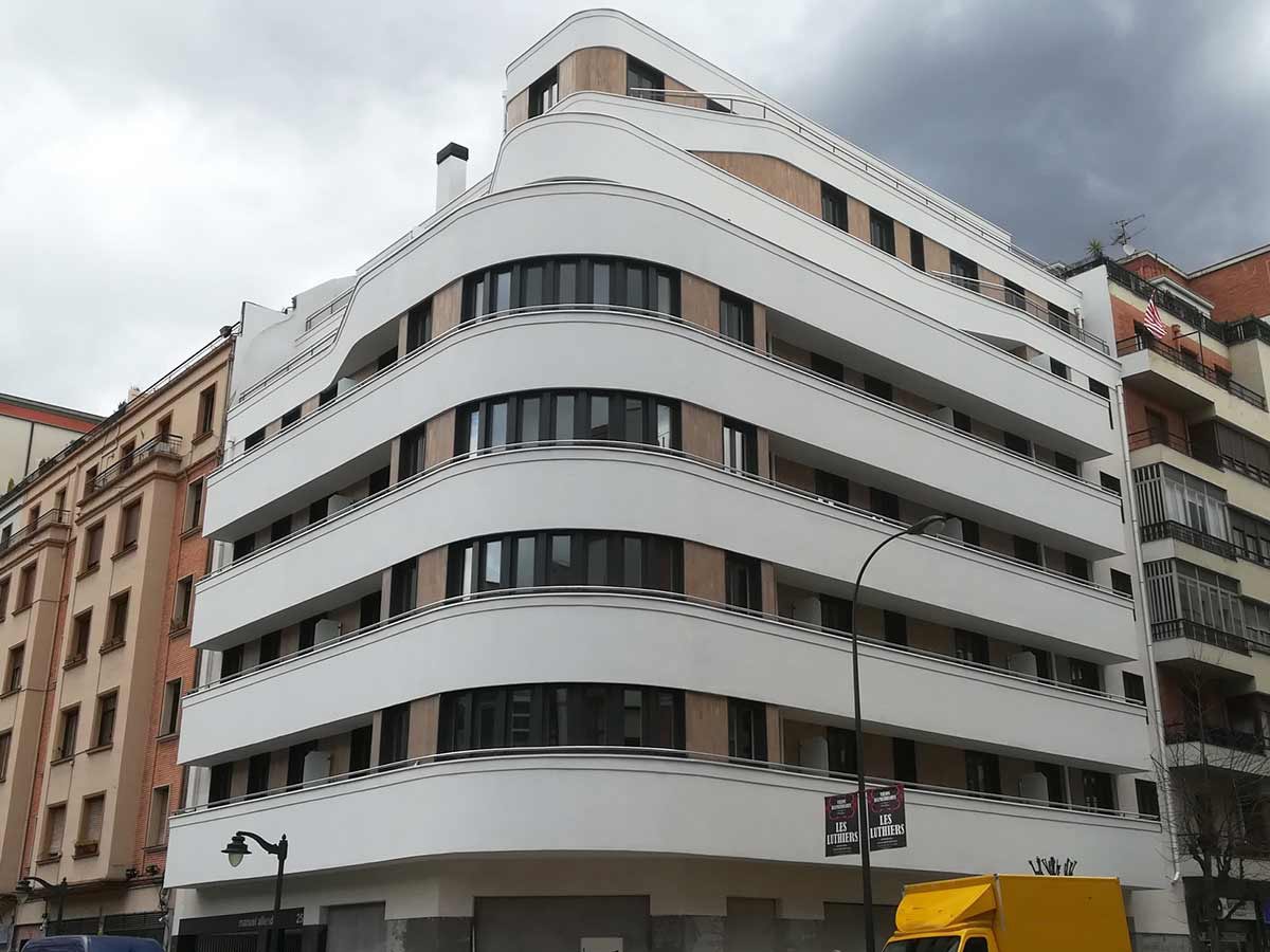 Capeamentos e peitoris padrão e específicos no centro de Bilbao, Espanha