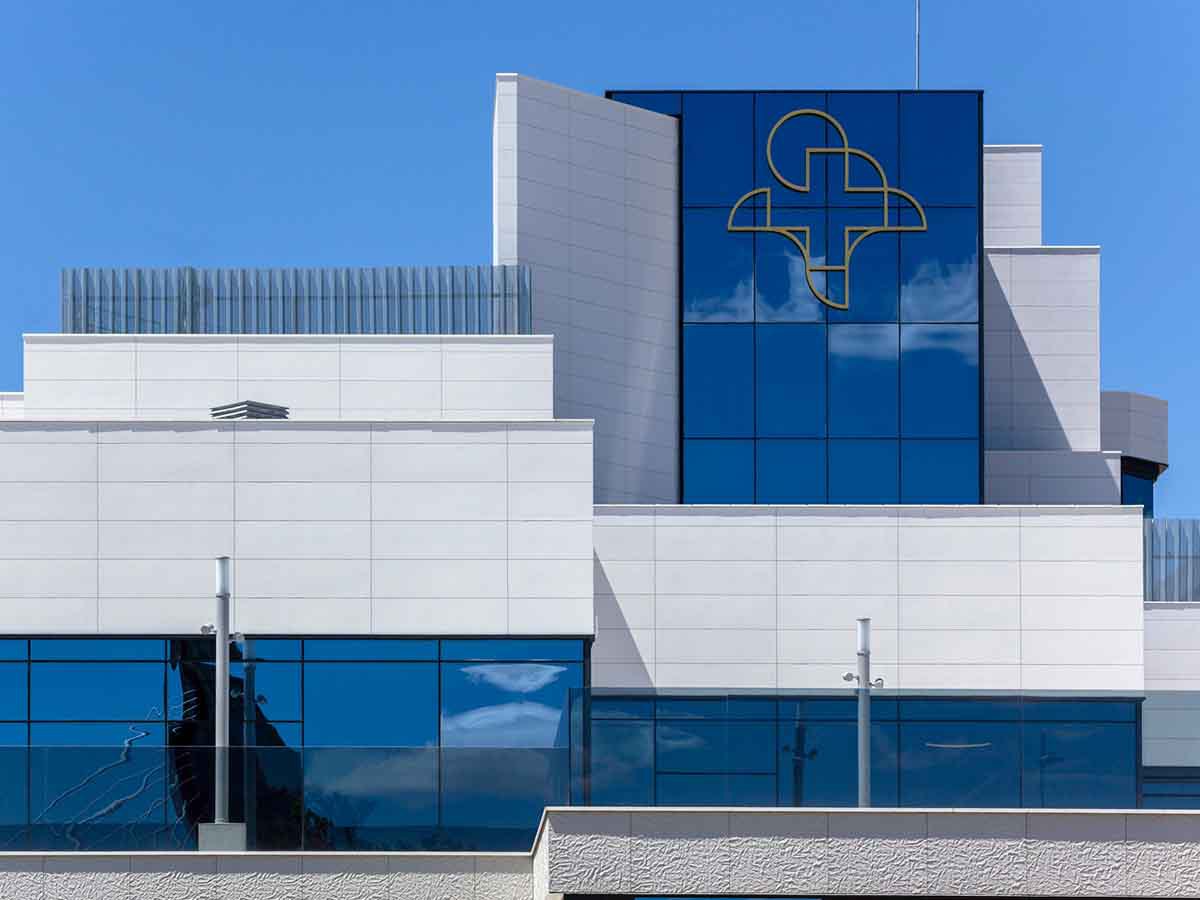 Frentes de terraço pré-fabricados à medida para reabilitar um edifício