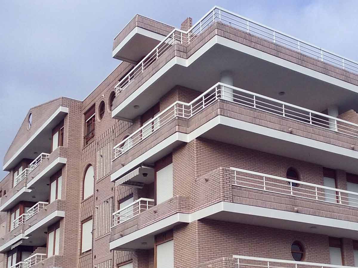 Reforma de fachada no condomínio residencial de Laredo